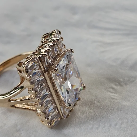 Elegant Gold and Silver Women's Ring - Picture 10 of 15